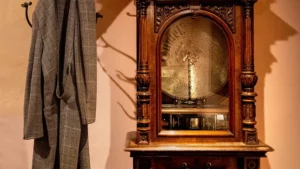 Stara szafa grająca napędzana sprężyną w Muzeum Piwowarstwa w Pilznie