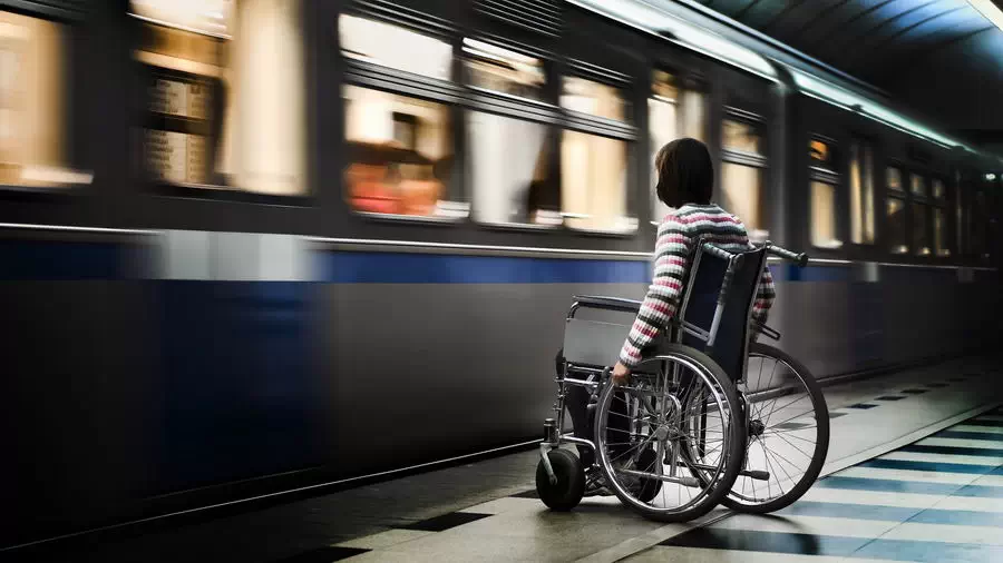 Niepełnosprawni na dworcu