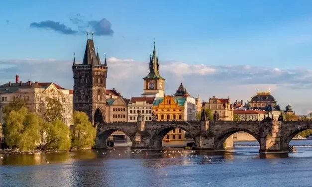 Czechy samochodem w 2026 roku – najpiękniejsze trasy, atrakcje turystyczne i praktyczne wskazówki dla kierowców