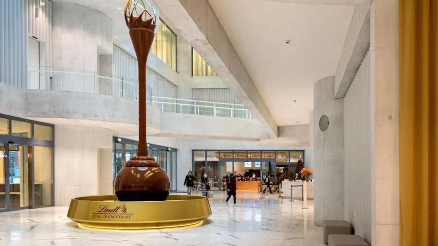 Fabryka szwajcarskiej czekolady Lindt w Zurychu. Fontanna czekolady w Muzeum Czekolady Lindt w Szwajcarii