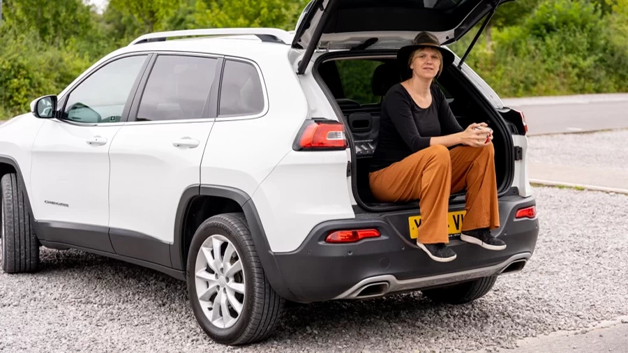 Magdalena Kiżewska w Jeepie. Samochód na plaży.