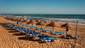 Plaże i leżaki na plaży w La Mata w Hiszpanii na Costa Blanca