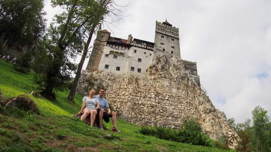 Umęczeni zwiedzaniem zamku Drakuli - „największej” atrakcji Transylwanii.