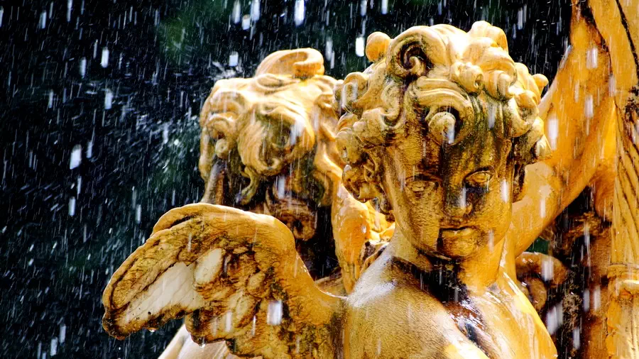 Fontanna stojąca w ogrodach pałacu w Kozłówce