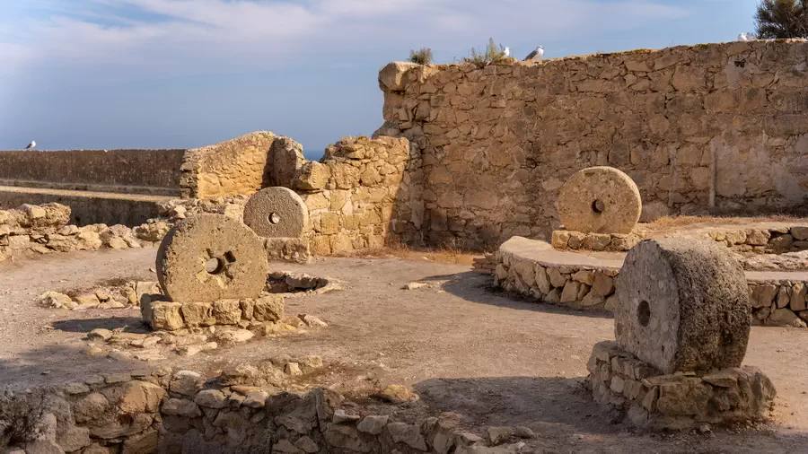 Zamek świętej Barbary. Twierdza Alicante zakład kamieniarski koła młyńskie