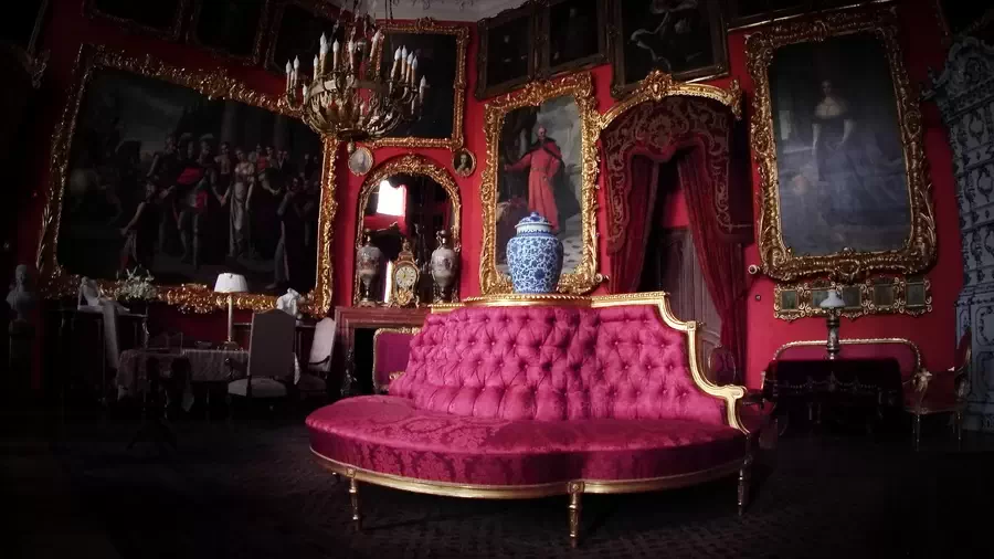 Kanapa w jednaj z sal pałacu w Kozłówce