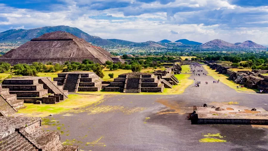 Teotihuacanie piramidy słońca w Meksyku