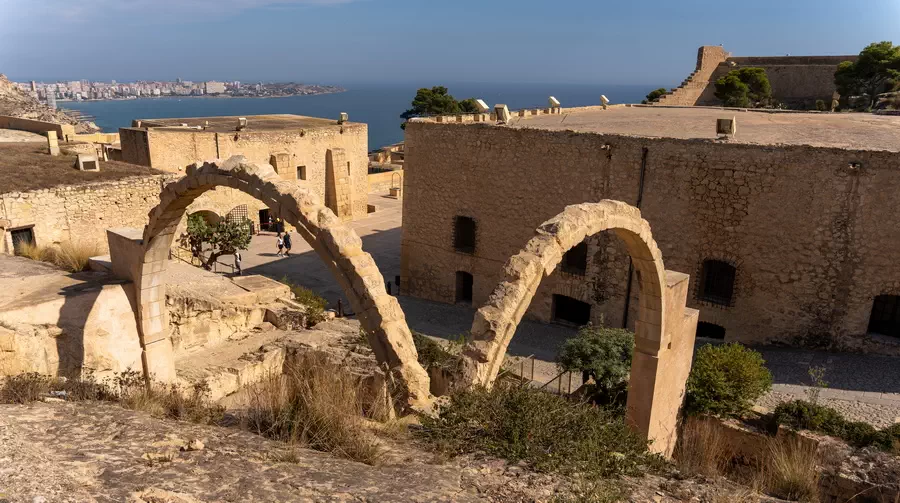 Zamek świętej Barbary. Wnętrze twierdzy Alikante