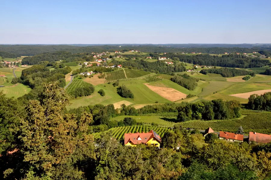 Widok na dolinę z zamku Kapfenstein w Austrii