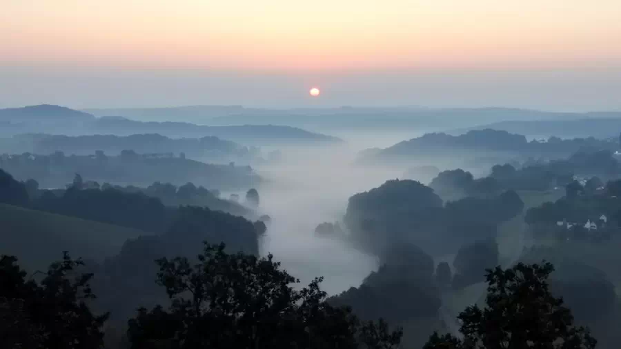Wschód słońca nad zamkiem Kapfenstein