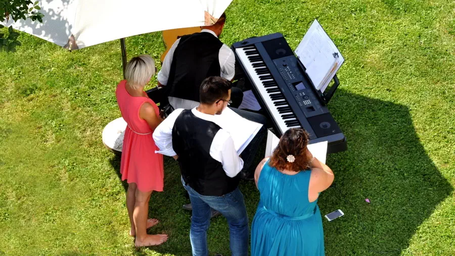Zespół muzyczny szykuje się do ślubnej imprezy na zamku Kapfenstein