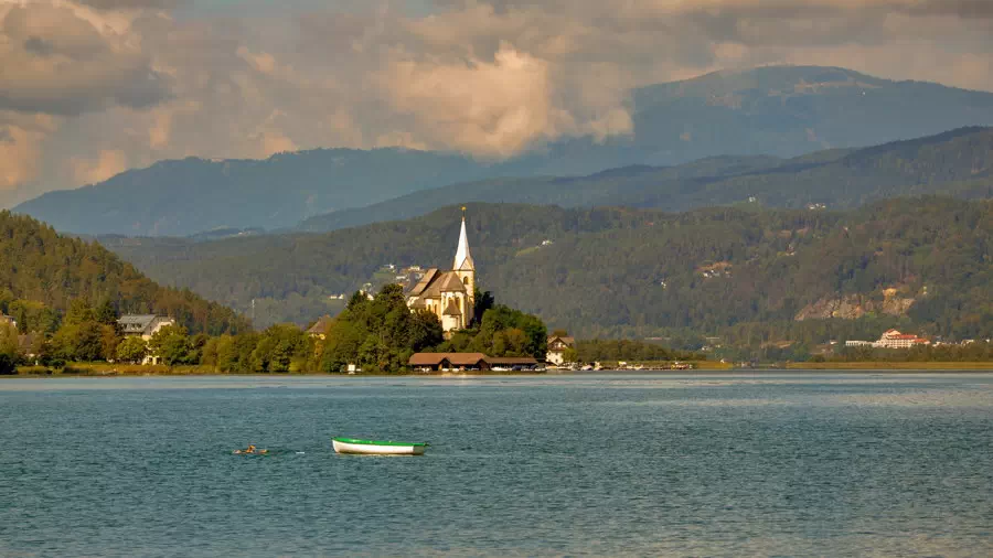 Willa nad jeziorem Worthersee w Austrii