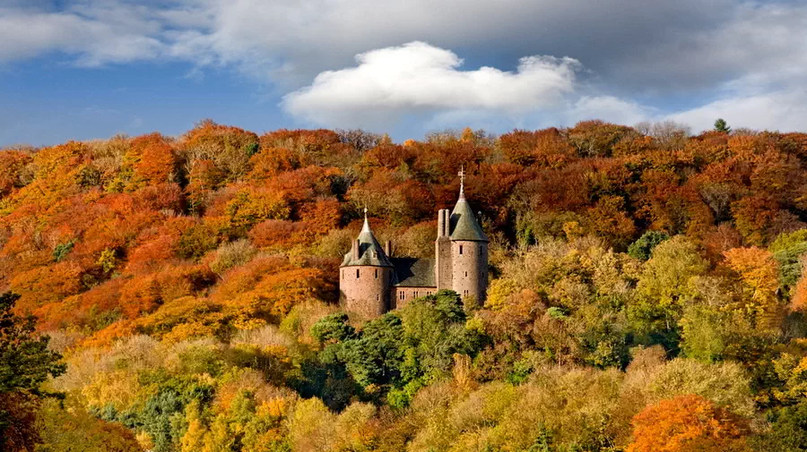 Zamek Castell Coch szczególnie uroczo wygląda jesienią