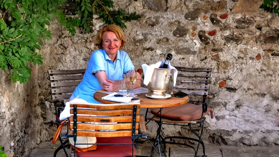 Butelka prosecco w zamkowym ogrodzie