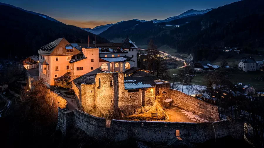 Zamek Sonnenburg w nocy