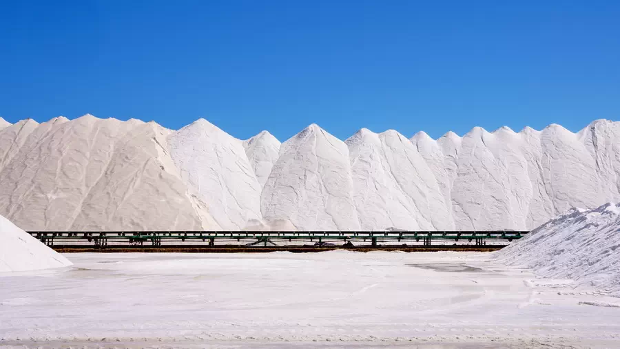 Góry soli zebrane w Torrevieja