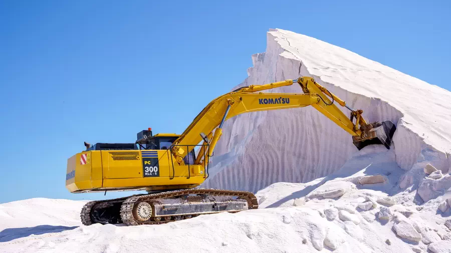Koparka stojąca na górze soli w Torrevieja