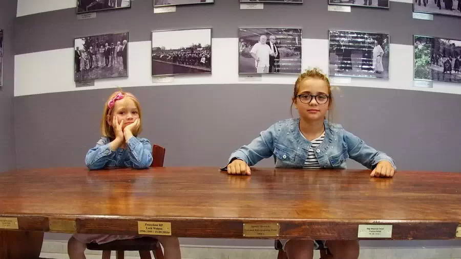 Dzieci w centrum wiedzy w Ostrowie Lednickim