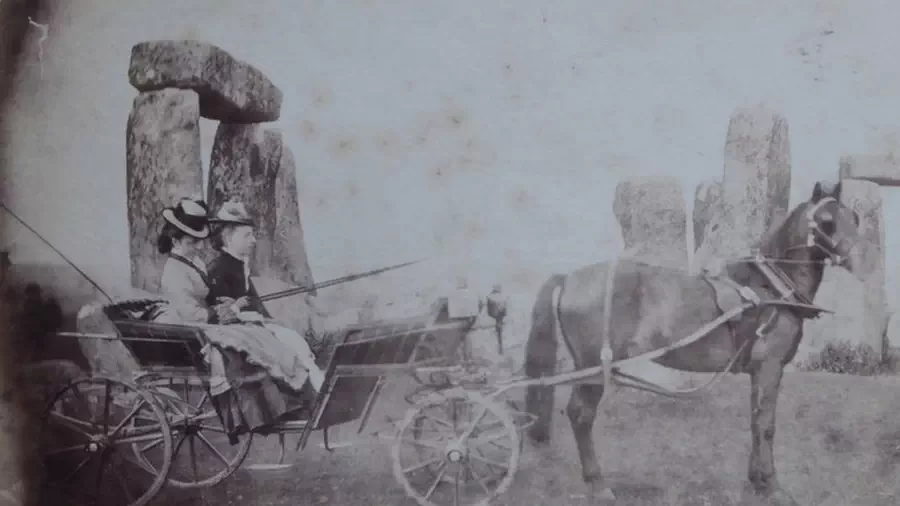 Zdjęcie rodzinne koło Stonehenge z roku 1875