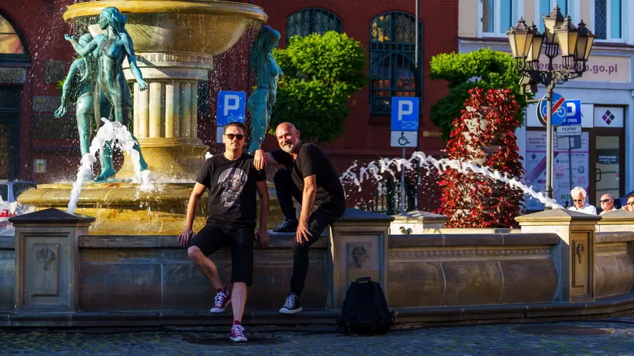 Atrakcje w Chojnicach. Michał Baranowski i Piotr Kiżewski na rynku w Chojnicach