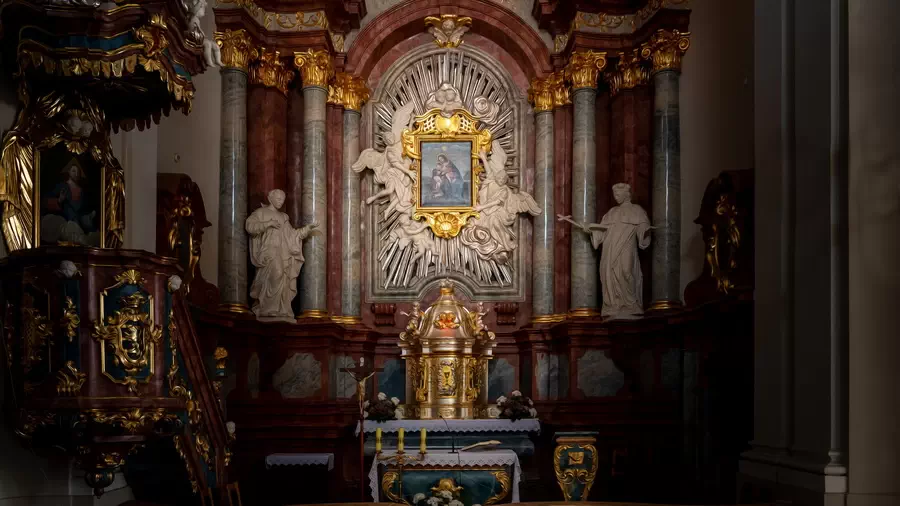 Atrakcje w Chojnicach. Ołtarz w kościele farnym w Chojnicach