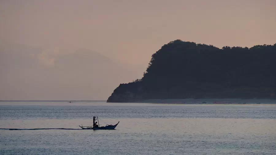 Rybacy wracający z morza na Filipinach