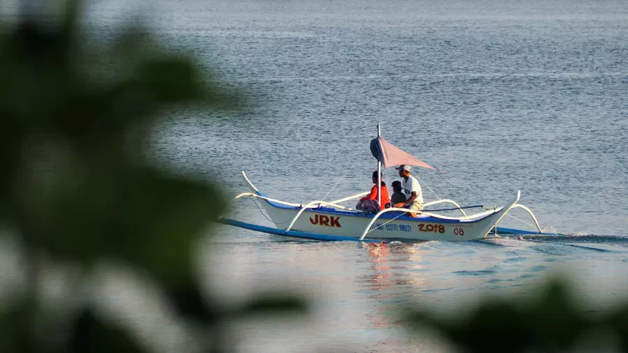 Łodzie bangka pełnią często rolę lokalnych taksówek wodnych