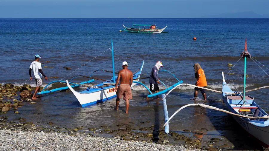 Filipińscy rybacy i łodzie bangka