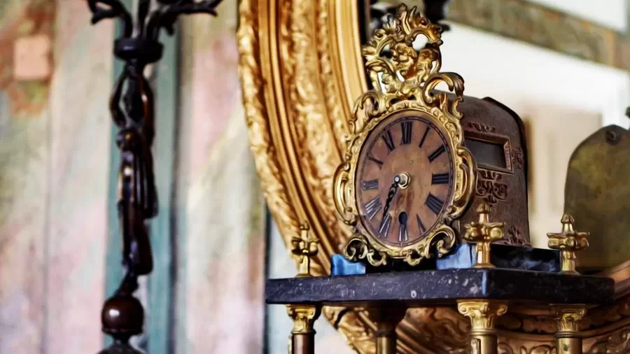 Stary złocony zegar w pałacu w Lubostroniu