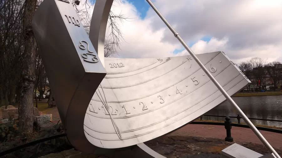 Atrakcje w Chojnicach. Zegar słoneczny w Parku Tysiąclecia