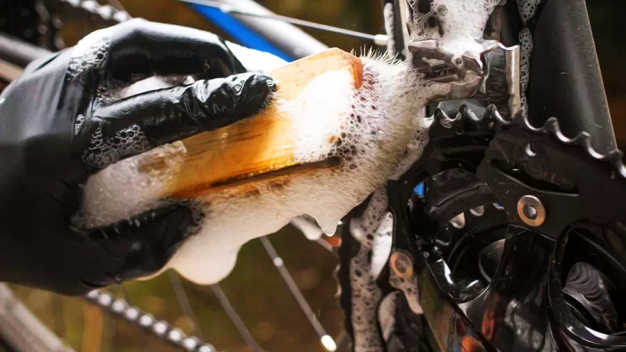 Kontrola techniczna roweru. Czyszczenie łańcucha w rowerze