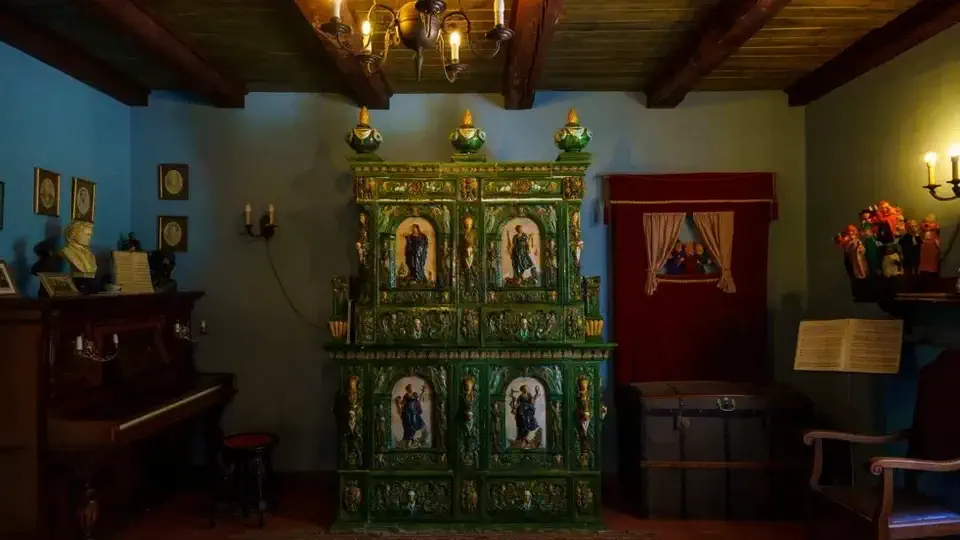 Dworek w Sikorzynie na Kaszubach i zabytkowy piec.