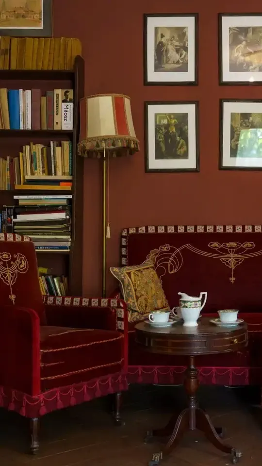 Dworek w Sikorzynie zabytkowy gabinet i biblioteka.