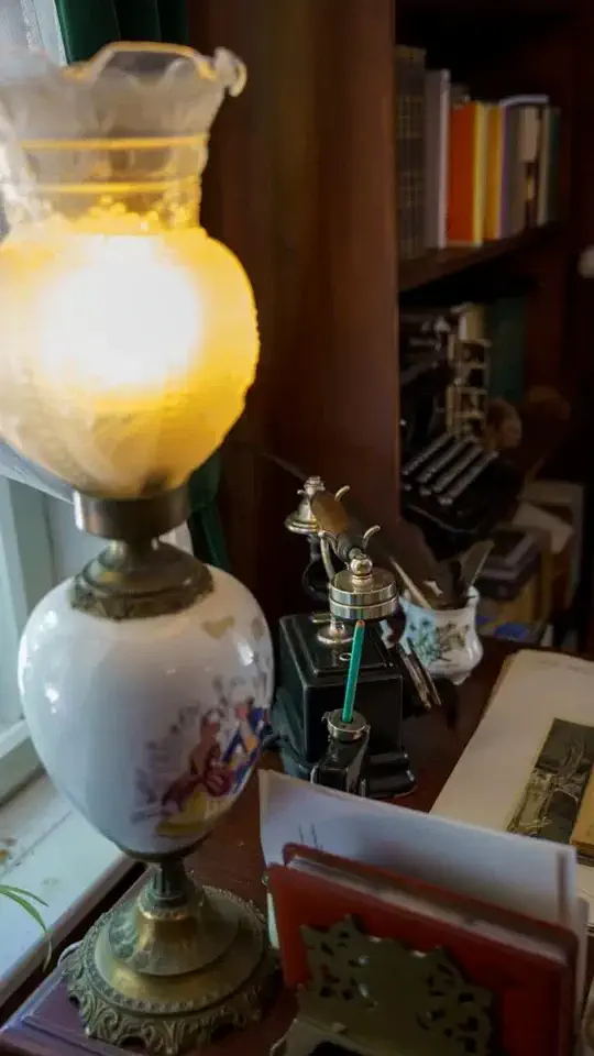 Dworek w Sikorzynie zabytkowy gabinet i biblioteka.