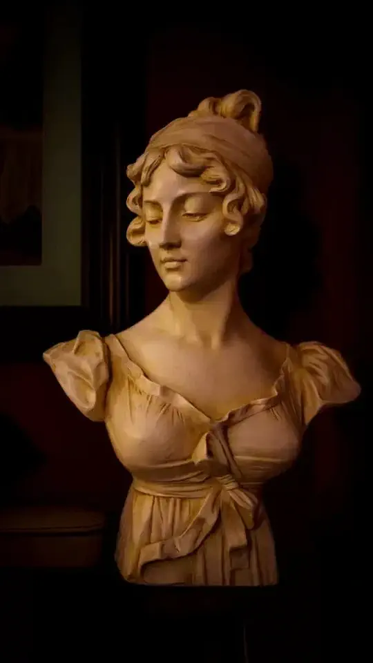 Dworek w Sikorzynie i rzeźba kobiety.