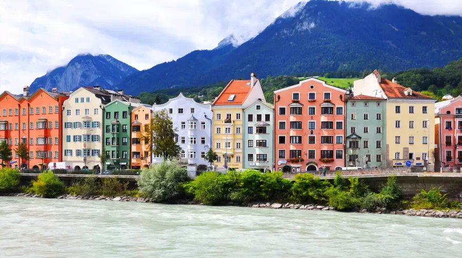 Kolorowe kamieniczki nad rzeką Inn w Innsbrucku
