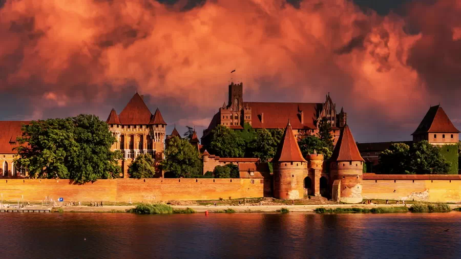 Zamek w Malborku zachód słońca
