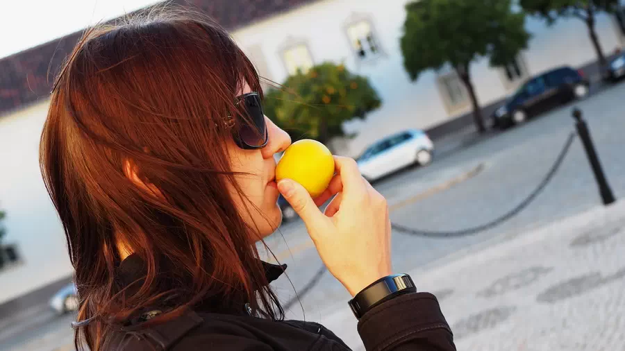 Dziewczyna z pomarańczą na ulicy w Faro Portugalia