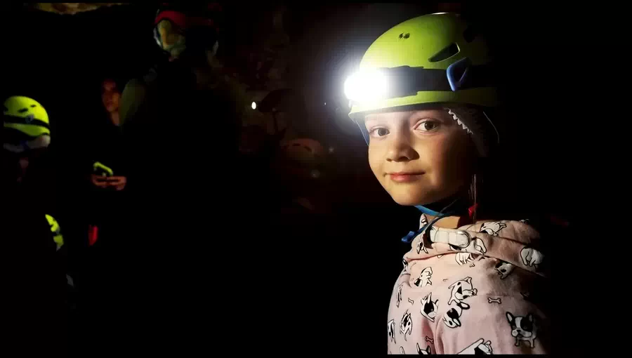 Dziewczynka w ciemnej jaskini