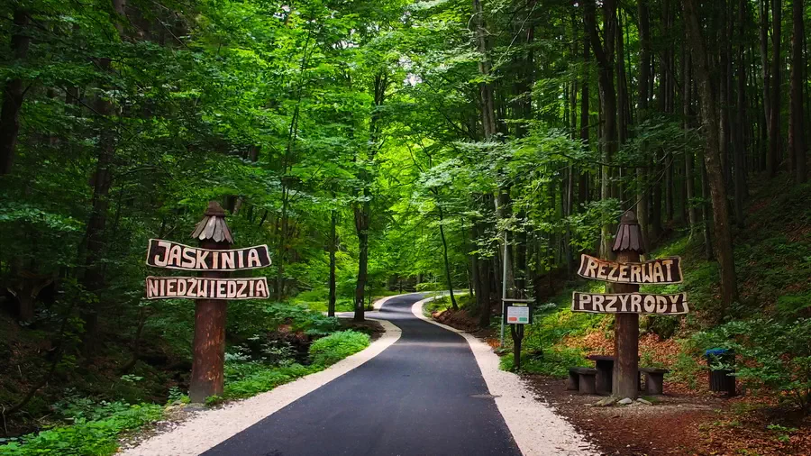 Parking przed jaskinią niedźwiedzią
