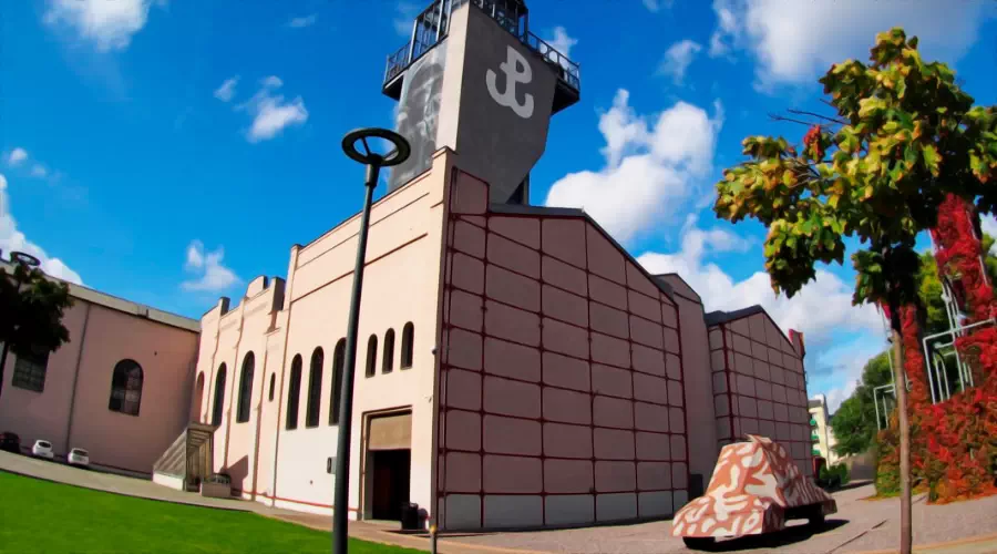 Wejście do Muzeum Powstania Warszawskiego