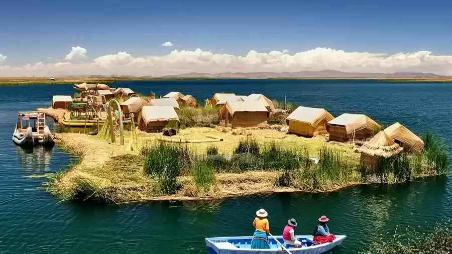 Pływająca po jeziorze wyspa