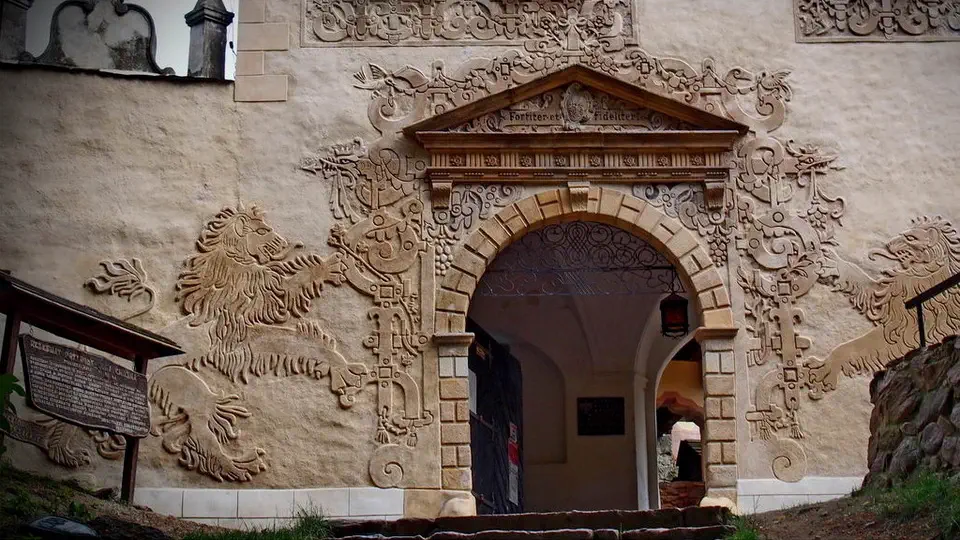 Zamek Grodno na donym śląsku.