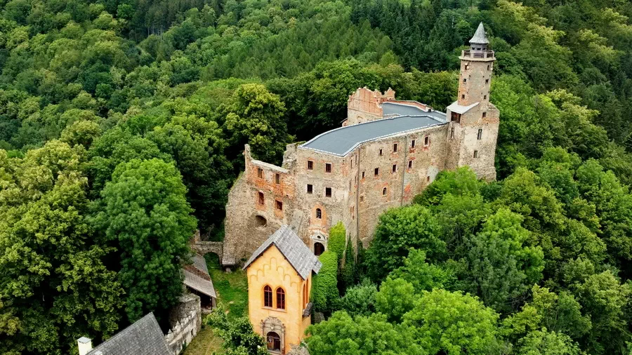 Zamek Grodno widziany z drona
