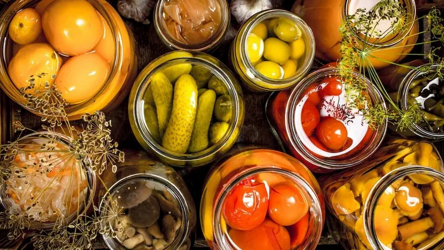 Kiszonki - Kiszone warzywa i owoce w słoikach.