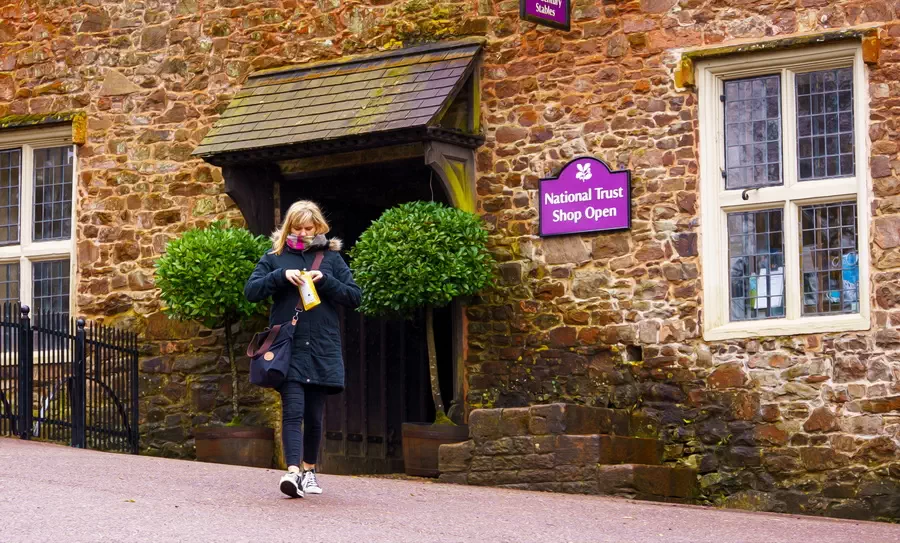 Stare budynki gospodarcze i sklepik z pamiątkami w Dunster Castle