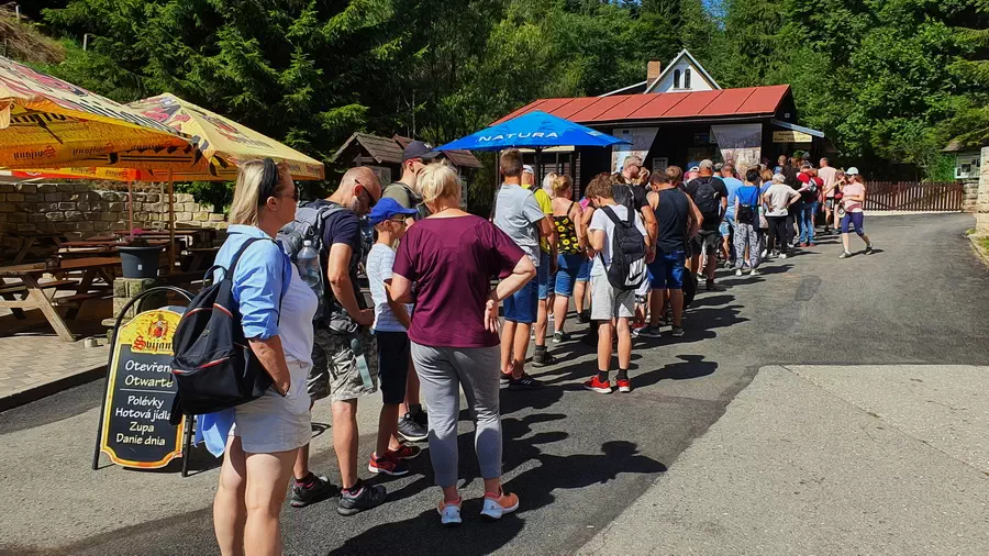 Kolejka do kasy w Teplickich Skałach w Czechach