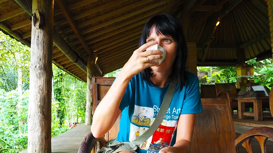 Magdalena Kiżewska pije kawę na wyspie Bali