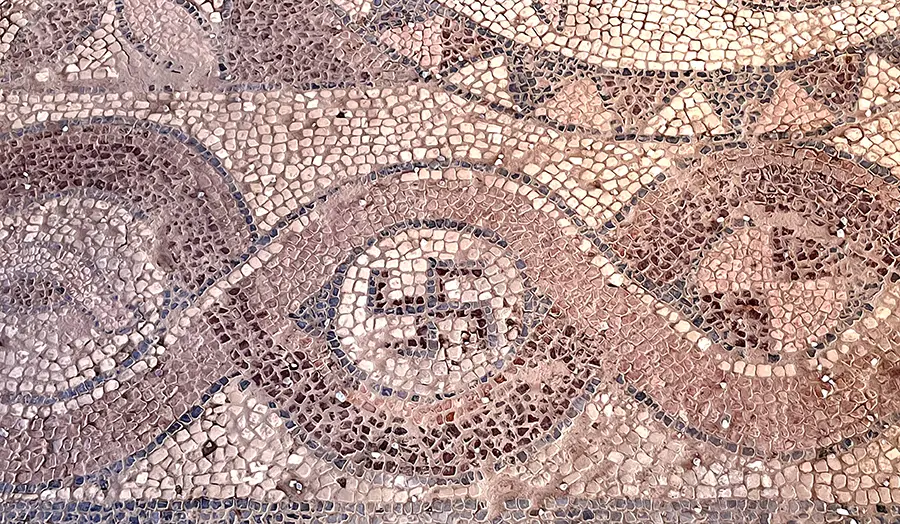 Swastyka na starożytnej mozaice w Macedonii