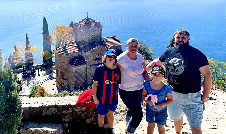 Ewa Sadaj i Rafał Kurs w Macedonii z dziećmi